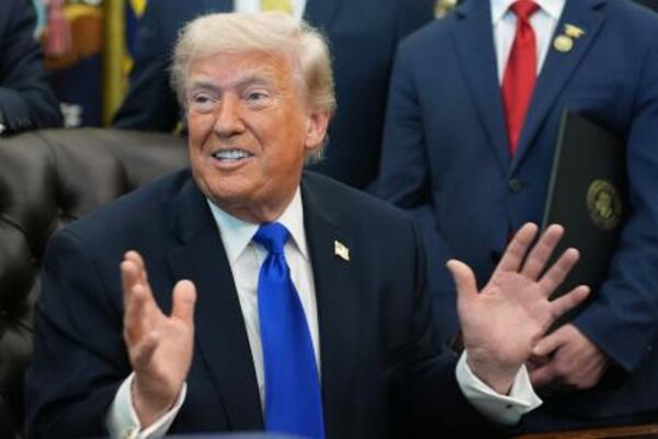 　４月３０日、ワシントンのホワイトハウスで記者団に話すトランプ米大統領（ＡＰ＝共同）