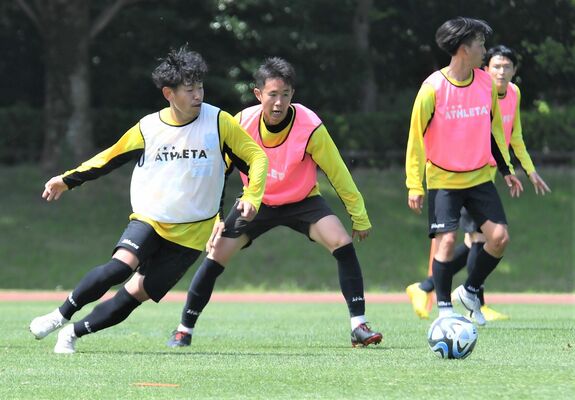 試合形式の練習に励む栃木ＳＣの選手＝河内総合運動公園陸上競技場