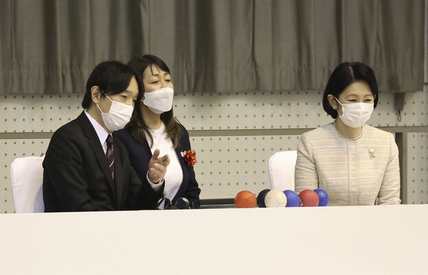 第２２回全国障害者スポーツ大会でボッチャの試合を観戦される秋篠宮ご夫妻＝２９日午後、栃木県那須塩原市（代表撮影）