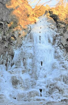 大部分が結氷した寄栗の大滝