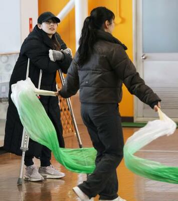 　アイスショー「滑走屋～第二巻～」の直前合宿で代替メンバーにアドバイスする三宅咲綺（左）＝１１日、松山市