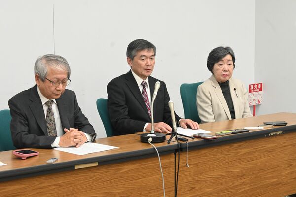 衆院栃木４区への出馬を表明する川上氏（中央）＝９日午後、県庁