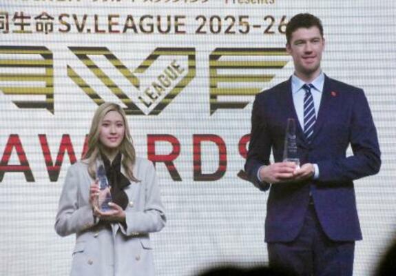 SVリーグの最優秀選手賞に選ばれた佐藤淑乃(左)とドミトリー・ムセルスキー=19日、東京都内