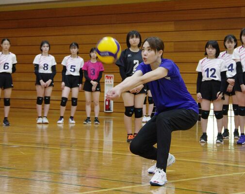 参加者の前で見本を見せる迫田さん