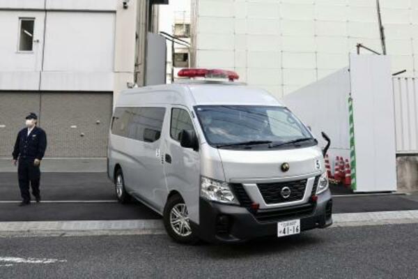 送検のため、留置施設を出るプロ野球広島の選手羽月隆太郎容疑者を乗せた車=29日午前9時22分、広島市中区