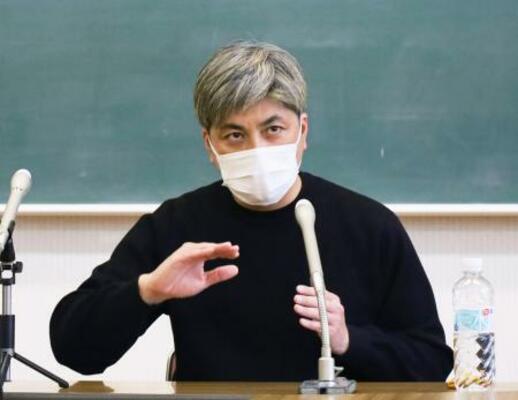 　スキー場のエスカレーターで男児の死亡事故が発生し、報道対応する運営会社の玉川謙介総支配人＝２９日午後、北海道小樽市