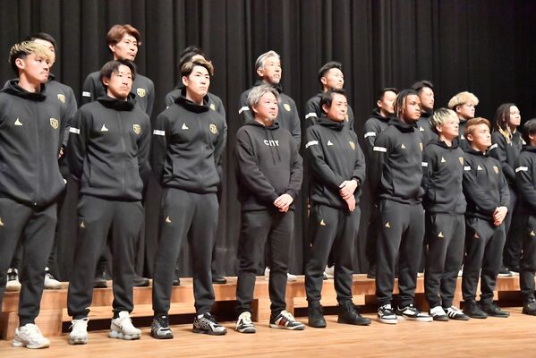 ファンにお披露目された栃木シティの選手、スタッフら=栃木市