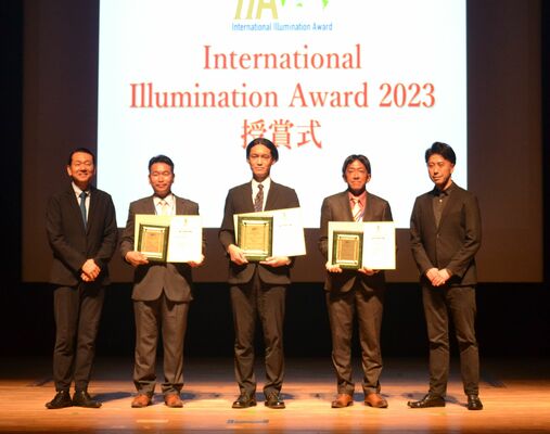 優秀ストーリー賞１位に輝き、表彰を受けたあしかがフラワーパークの早川社長（中央）ら