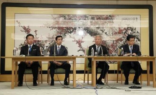 皇族数確保策に関する全体会議終了後、記者会見する森英介衆院議長(中央右)ら=5月、衆院議長公邸