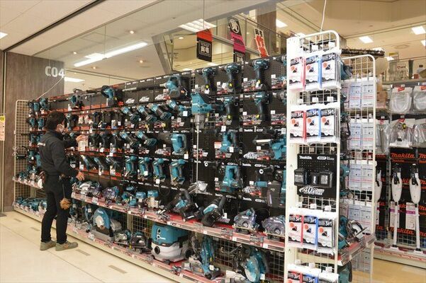 専門性の高い商品が並ぶジョイホン小山駅前店の「本田屋」＝22日午後、小山市内
