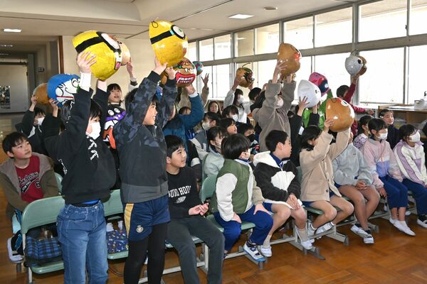 オンラインでふくべ細工を紹介する壬生小の児童