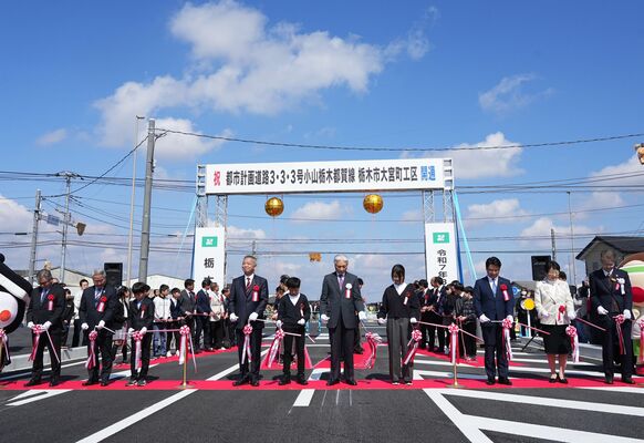 テープカットをする関係者ら