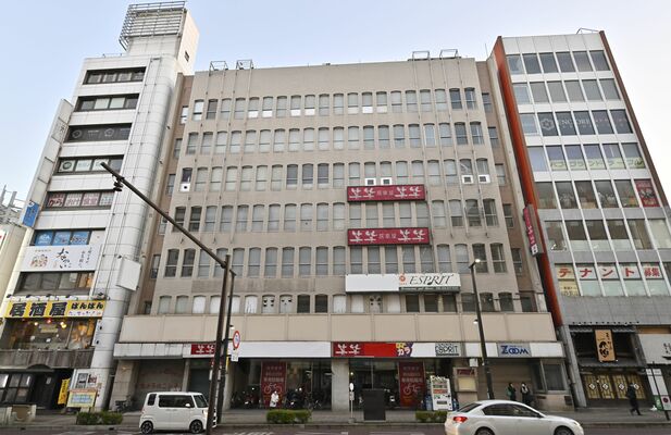 再開発が決まった中村第一ビル（中央）＝２日午後４時20分、宇都宮市本町