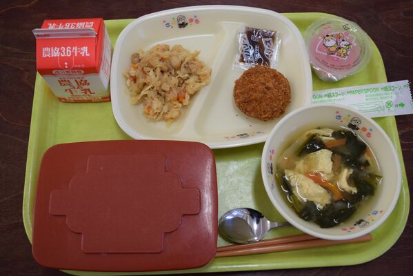 佐野市田沼小で提供された給食。左上がしもつかれ