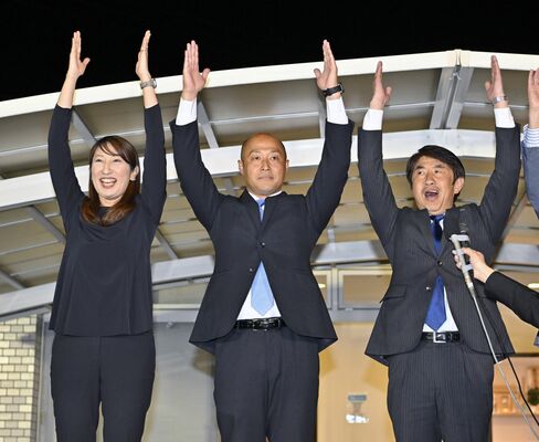 初当選を果たし、万歳する瀬高哲雄氏（中央）＝27日午後９時35分、日光市平ケ崎、森田大地撮影