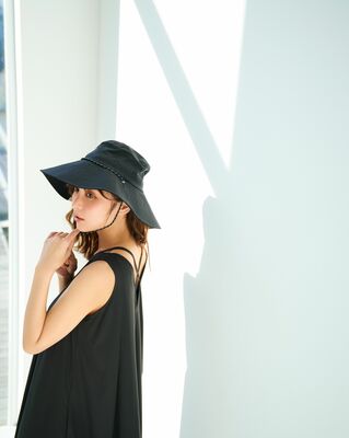 Stola.の夏のコーディネートを披露する石川恋さん