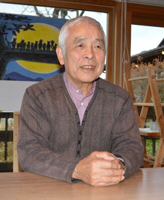 インタビューに答えるいわむらかずおさん=2014年撮影