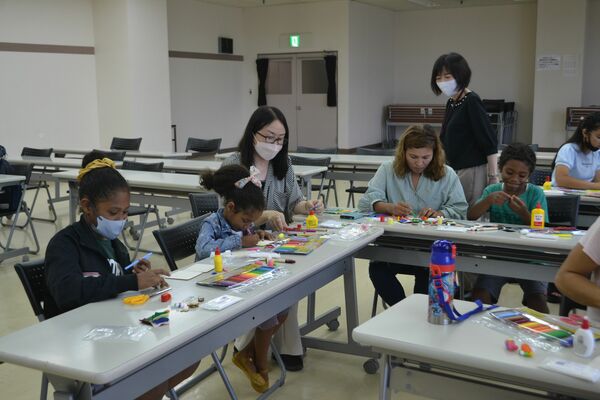 繭人形作りに取り組む参加者