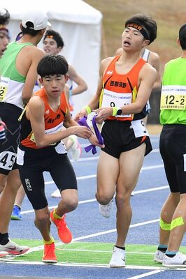 西那須野の１区加藤聖（右）から２区田中にたすきをつなぐ＝滋賀県の希望が丘文化公園、鈴木航撮影