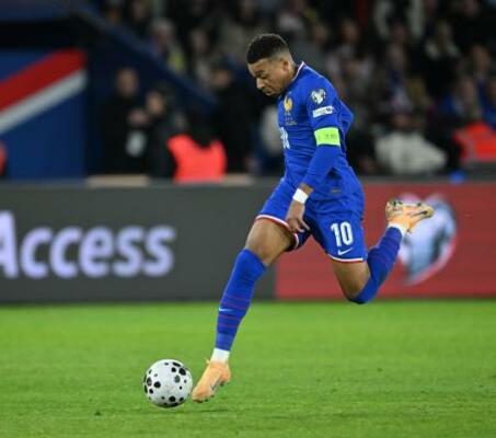 ウクライナ戦でプレーするフランス代表のエムバペ=13日、パリ(ゲッティ=共同)