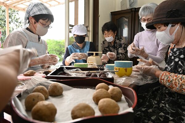 まんじゅう作りで交流を深める地元住民たち