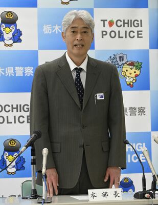 着任記者会見で抱負などを述べる県警の杉本本部長＝25日午後、県警本部