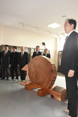 シンボルツリーのケヤキから作られたモニュメント
