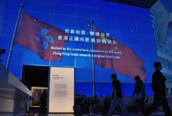 香港の歴史博物館で「祖国の後ろ盾の下で世界とつながり、香港は美しい明日に向かっていく」とのメッセージを表示した動画=5日(共同)