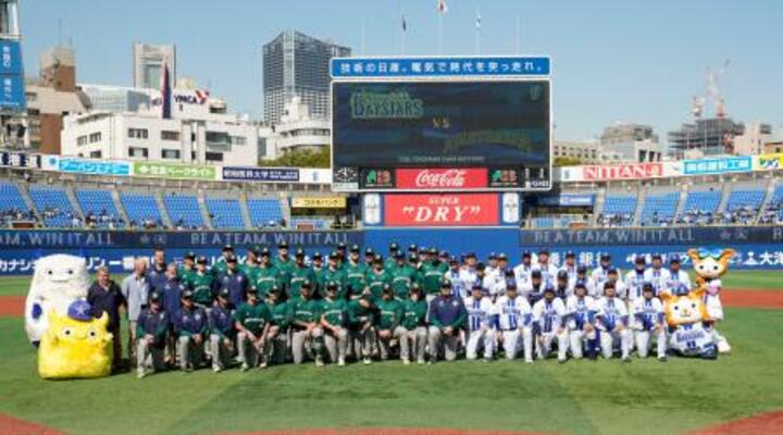 　練習試合前に記念撮影するＷＢＣオーストラリア代表とプロ野球ＤｅＮＡの選手ら＝横浜