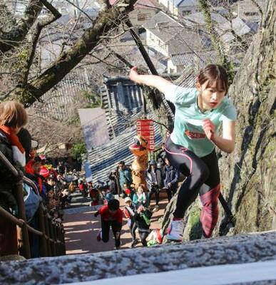 　紀三井寺の「福開き速駈詣り」で石段を駆け上がる参加者＝１２日午後、和歌山市