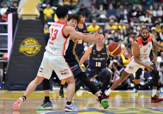 第２クオーター２分、ブレックスの比江島（左から２人目）が相手のパスを阻止する＝日環アリーナ栃木