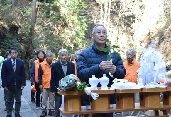ミツマタ群生地の近くで開花期の安全を祈って行われた開山祭