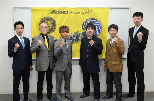 記者会見に臨んだ（左から）雨沢監督、前田会長ら＝17日午後７時35分、大田原市の県北体育館