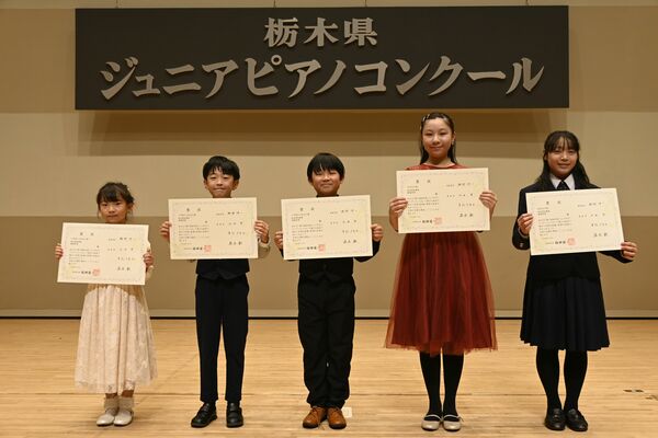 最優秀賞に輝いた（左から）田口さん、五味渕さん、町井さん、人見さん、中島さん
