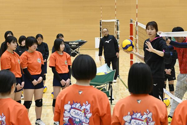 中学生に技術指導する大友さん（右）