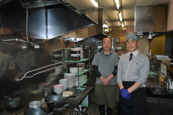 佐野らーめん予備校に開設されたテストキッチンで実践的な経営を学ぶ羽鳥さん（左）と長谷川さん