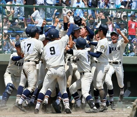 サヨナラで16年ぶりの優勝を決め、歓喜する文星付ナイン＝７月25日、県営球場