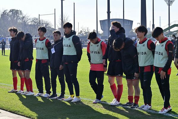 PK戦の末に惜敗し、悔し涙に暮れる矢板中央イレブン=ゼットエーオリプリスタジアム、広瀬華撮影