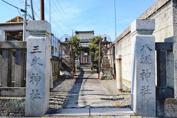 取り壊される前の三峯神社。地元・本郷睦会自治会が守ってきた
