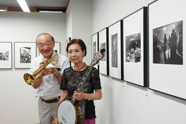 ニューオーリンズで撮影した写真を展示している外山さん夫妻