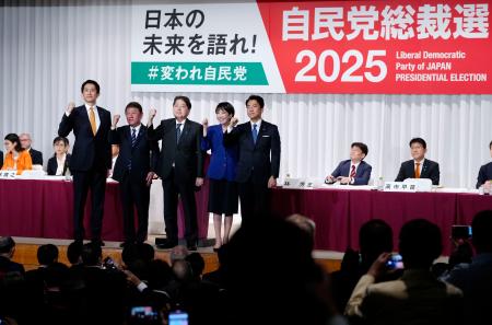 　自民党総裁選の所見発表演説会を終え写真に納まる（左から）小林元経済安保相、茂木前幹事長、林官房長官、高市前経済安保相、小泉農相＝２２日午後２時１８分、東京・永田町の党本部
