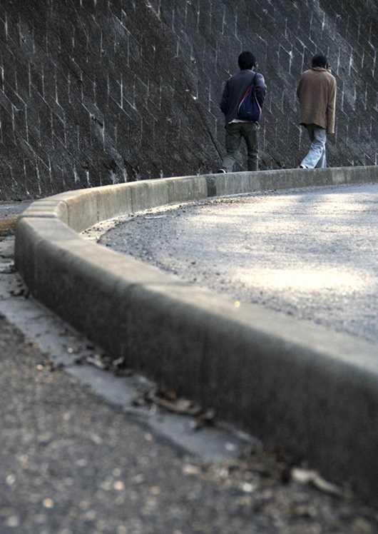 長い間、家庭の中だけで生活をしてきた大貴君(左)。隣を歩く弟の亮太君も「学校の日直とかをやるのが嫌」と行かなくなった