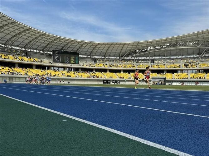 トラックの周回を競い合う８区の選手たち