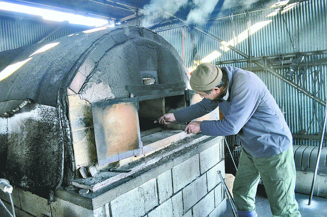 自作の薪焚きの石窯。熱した余熱でパンを焼きます
