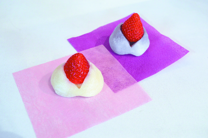 「練乳苺大福」（左）と「つぶあん苺大福」