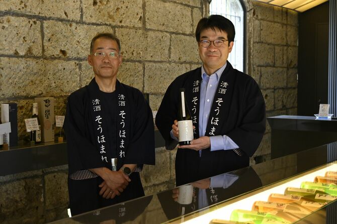 さらなる技術の向上を誓う惣誉酒造の河野社長（右）と秋田杜氏＝21日午後、市貝町