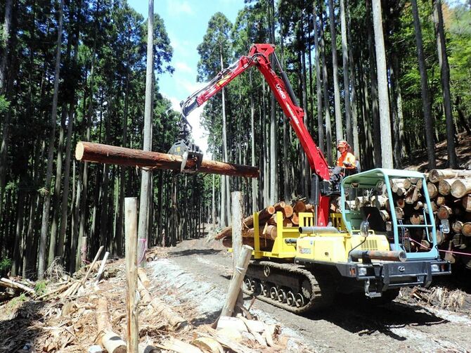 重機を使った兵庫県立森林大学校の実習風景(同校提供)