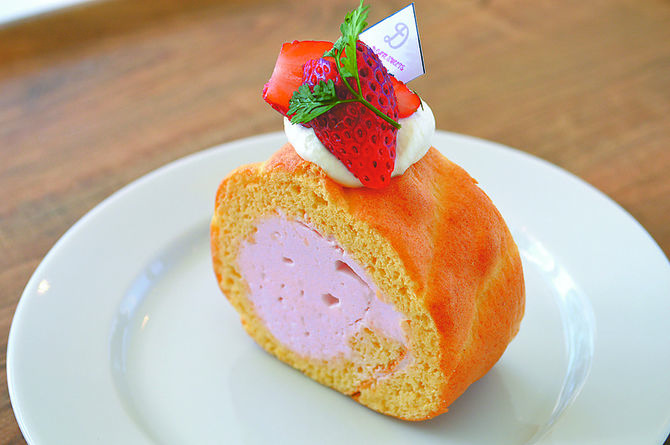 期間限定桜のロールケーキ