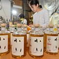 県産初のウイスキー発売へ　ラベル貼り進み、準備着々　西堀酒造