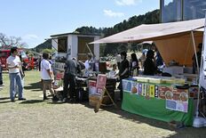 鹿沼・南摩ダムで“登山”　堤や水路、150人が見学　マルシェもにぎわう
